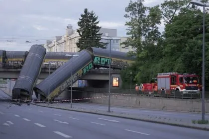 Waggons von Brücke gestürzt - Schwerverletzter nach Bahnunfall in München gestorben
