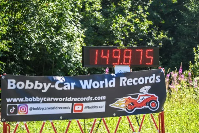 Offiziell gemessen: Mit 149,875 Kilometern pro Stunde ist Marcel Paul mit einem Bobby-Car gerast.