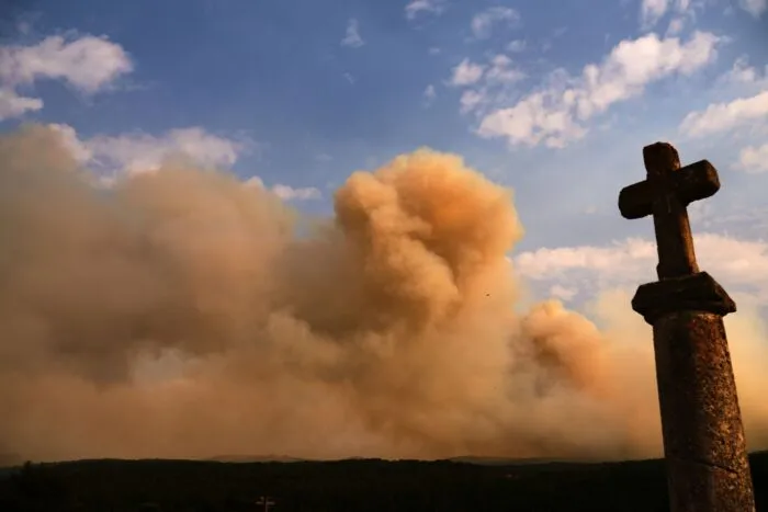 Über dem Horizont steigt Rauch auf, während sich ein Waldbrand in der Nähe von Condemios de Arriba in der spanischen Provinz Guadalajara weiter ausbreitet.