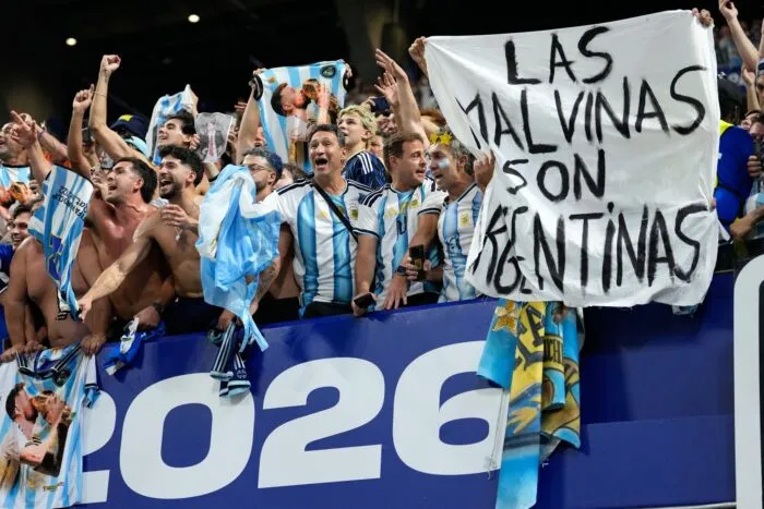 Das Falkland-Banner im argentinischen Fanblock.