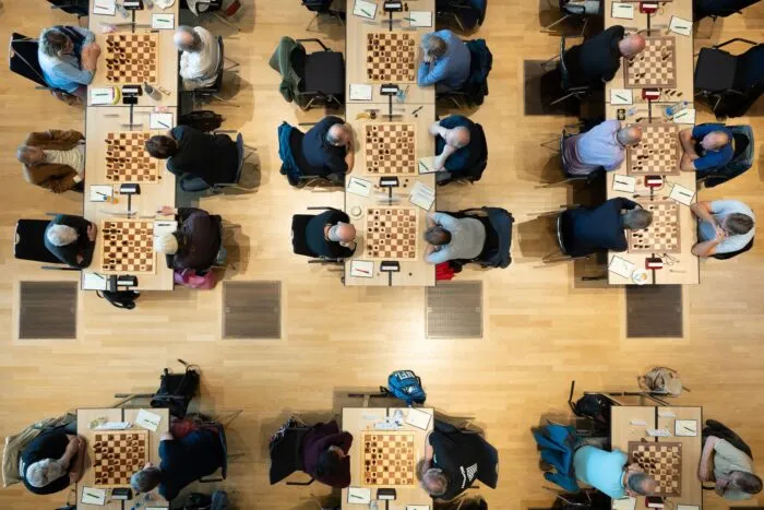 Zahlreiche Teilnehmer spielen im Rahmen des Deutschen Schachgipfels 2026 im Congress Center Dresden Schach.
