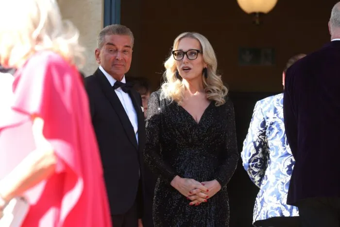 Katharina Wagner und Michel Friedmann stehen vor dem Start der Festspiele am Königsportal.