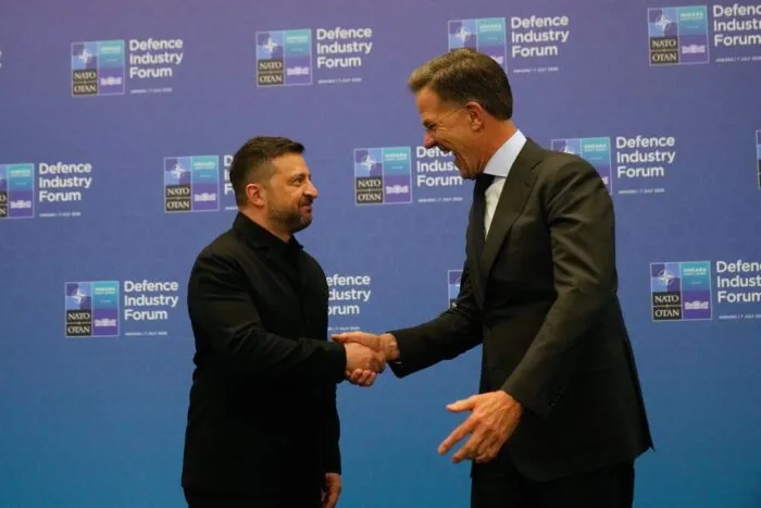 Der ukrainische Präsident Wolodymyr Selenskyj biete der NATO am Rande des Gipfels in Ankara Zusammenarbeit bei der Drohnenproduktion an.