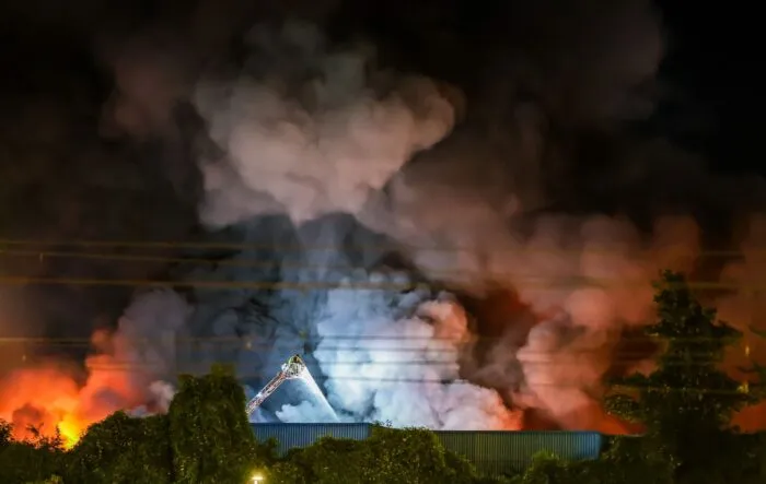 Einsatzkräfte der Feuerwehr bekämpfen den Brand in einem Gewerbegebiet in Stuttgart.