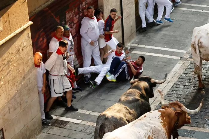 Läufer nehmen am traditionellen Stierlauf beim Sanfermin-Fest im spanischen Pamplona teil.