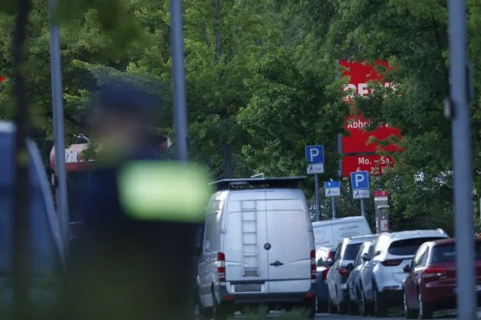 Der Supermarkt ist großräumig abgesperrt.