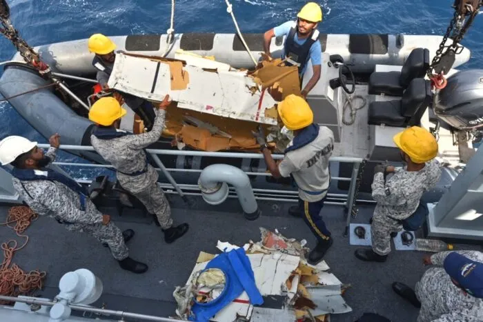 Stück für Stück heben die Einsatzkräfte die Trümmerteile aus dem Meer.