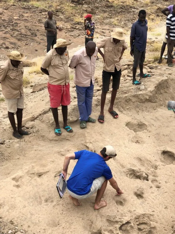 Austausch über Fußspuren in Kenia