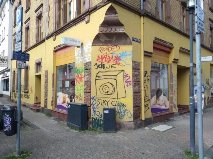 Das Bild zeigt ein mit Graffiti verunreinigtes Eckhaus im „Nauwieser Viertel“, dem Studenten- und Szenetreff von Saarbrücken. Foto: Epoch Times/Patrick Reitler