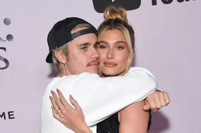 27. Januar 2020 – Der kanadische Sänger Justin Bieber und seine Frau, US-Model Hailey Bieber bei ihrer Ankunft zur Premiere der YouTube-Originals-Serie „Justin Bieber: Seasons“ im Regency Bruin Theatre in Los Angeles. Foto: Lisa O’CONNOR / AFP via Getty Images