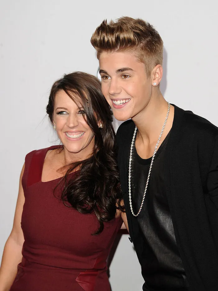 18. November 2012 – Sänger Justin Bieber (rechts) und seine Mutter Pattie Malette besuchen die 40. American Music Awards im Nokia Theatre in Los Angeles, Kalifornien. Foto: Jason Merritt/Getty Images
