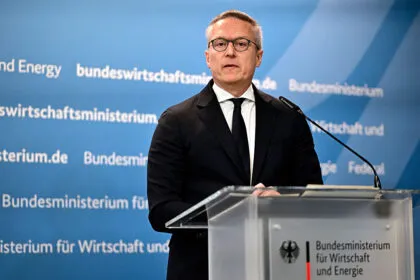 Staat und Wirtschaft schließen Milliardenpakt für Netzausbau