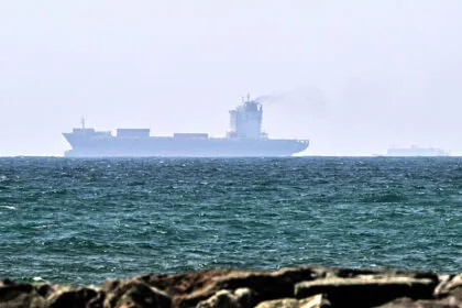 Iran greift Katar, VAE, Bahrain und Kuwait an - Straße von Hormus geschlossen