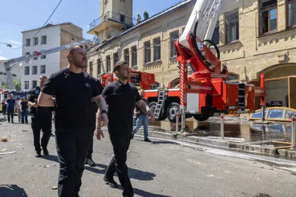 Oreschnik, 600 Drohnen, 90 Raketen: Russland griff Kiew an - ARD-Studio zerstört