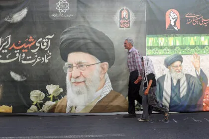 Iran: Mehrtägige Trauerfeiern für getöteten Chamenei begonnen - Medwedew unter Gästen