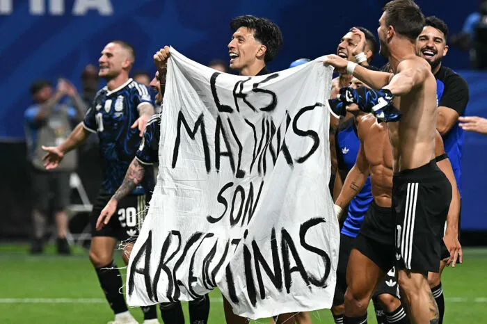 Argentinien Spieler feiern ihren Sieg mit einem umstrittenen Plakat, das Ihnen noch eine Strafe einfahren könnte. Darauf steht „Die Falkland-Inseln gehören zu Argentinien“. Besagte Inseln waren 1982 Kriegsschauplatz zwischen den beiden Ländern.
