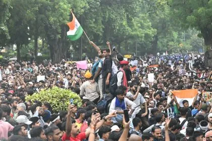 Indische Kakerlaken-Bewegung protestiert weiter gegen Bildungssystem