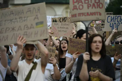 Proteste gegen Selenskyj mitten im Krieg - Machtkampf um Militärführung spitzt sich zu