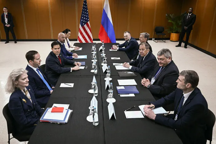 Der russische Außenminister Sergei Lawrow (Mitte rechts) nimmt am 23. Juli 2026 am Rande des Treffens der Außenminister der Vereinigung Südostasiatischer Nationen (ASEAN) in Pasay, Metro Manila, an einem Treffen mit US-Außenminister Marco Rubio (Mitte links) teil. Foto: Brendan Smialowski / POOL / AFP via Getty Images