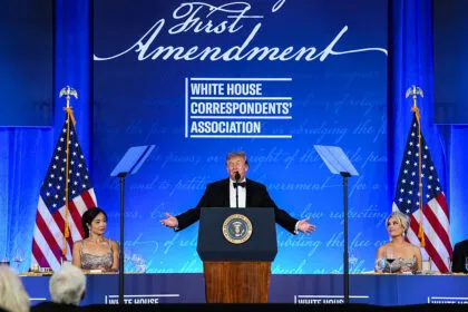 Nachgeholtes Dinner: Trump teilt gegen Medien aus und sorgt für Lacher
