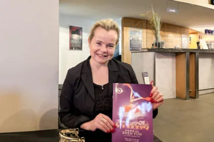 „Mit dem Himmlischen seelisch verbunden“: Luftfahrtpionierin begeistert von Shen Yun