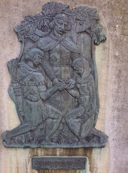 Das Relief zeigt Richard Löwenherz wie er Robin Hood und seine Geliebte Maid Marian vermählt