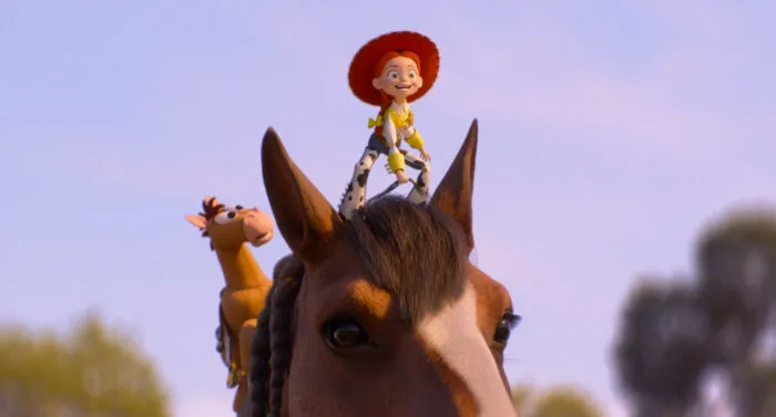 Jessie (Originalsprecher Joan Cusack) und ihr Spielzeugpferd Bullseye stehen in „Toy Story 5“ auf dem Kopf eines echten Pferdes. Foto: mit freundlicher Genehmigung von Pixar. © 2026 Disney/Pixar