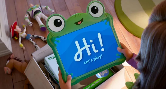 Bonnie (Originalsprecherin Scarlett Spears) betrachtet ihr neues Tablet namens Lilypad (Originalsprecherin Greta Lee) in „Toy Story 5“. Foto: mit freundlicher Genehmigung von Pixar. © 2026 Disney/Pixar