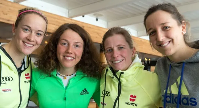 Maren Hammerschmidt (l) und Laura Dahlmeier (2.v.l.) waren viele Jahre zusammen im Biathlon unterwegs. (Archivbild)