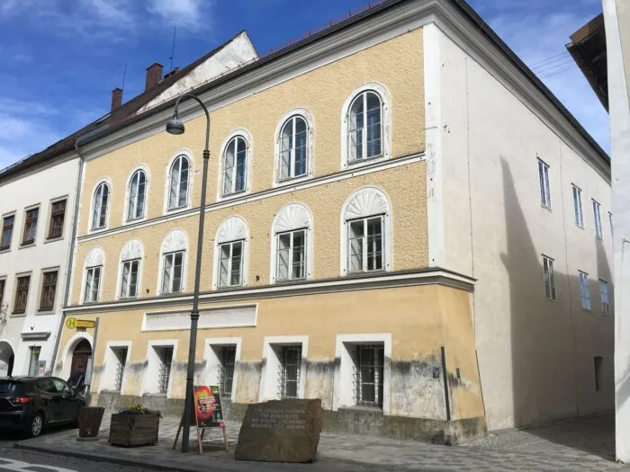 Adolf Hitlers Geburtshaus in Braunau am Inn - Zustand vor dem Umbau - ist jetzt eine Polizeistation.