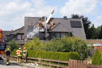 Zwei Tote: Kleinflugzeug stürzt auf Wohnhaus im Landkreis Oldenburg