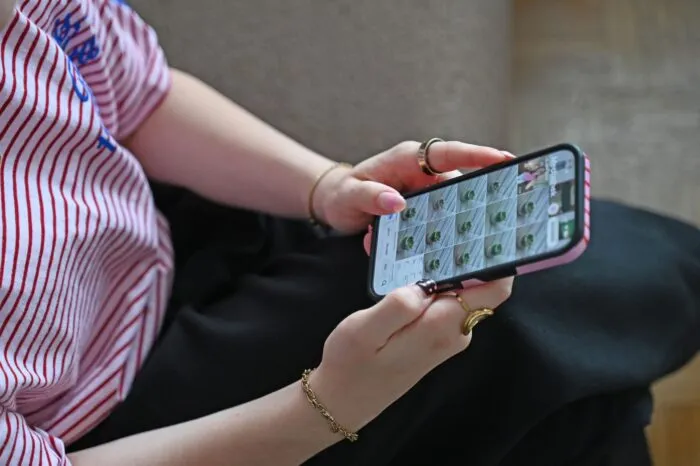 Statt großer Werbekampagnen oder prominenter Influencer empfehlen bei UGC möglichst authentisch wirkende Personen Produkte auf Instagram und TikTok.
