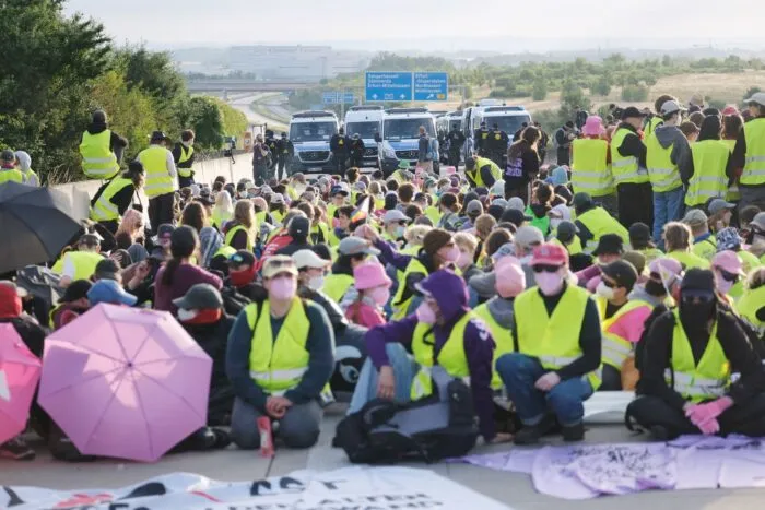 Demonstranten protestieren auf der A71 in Höhe Gispersleben gegen den Bundesparteitag der AfD im Erfurt.