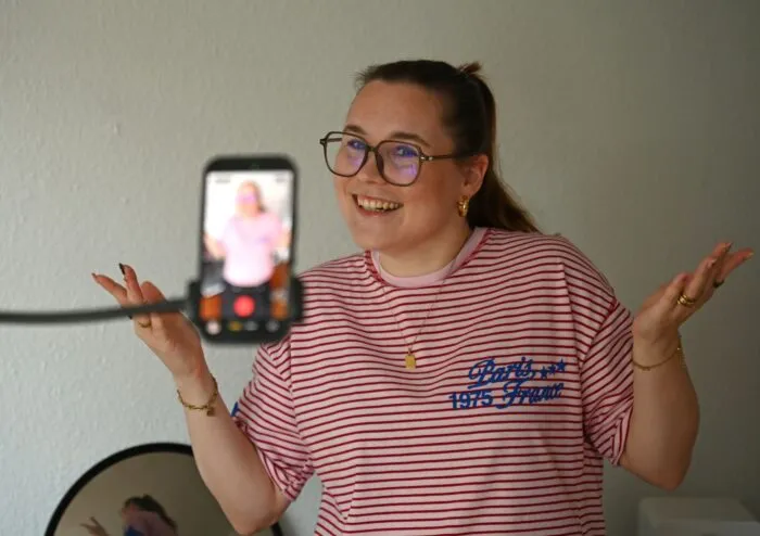 Angefangen hat Sarah Fabians UGC-Karriere mit Videoideen auf ihren eigenen Instagram- und TikTok-Kanälen.