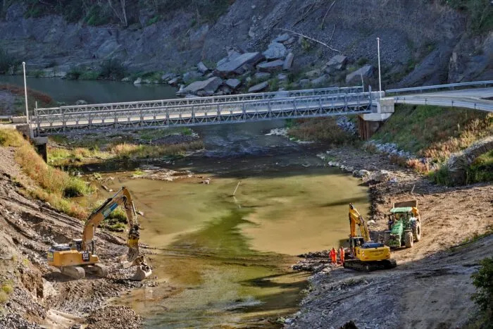 Aufbauarbeiten nach der Ahrtal-Flut. Hochwasser hemmen die wirtschaftliche Entwicklung. (Archivbild)