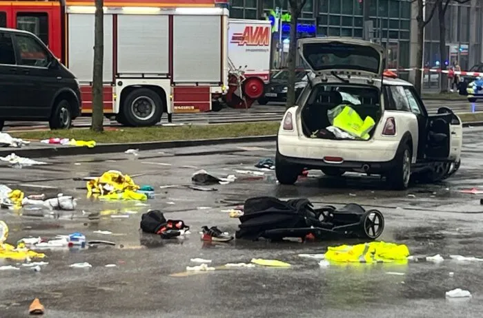 Ein Kinderwagen liegt nach dem Anschlag auf der Straße, ein zweijähriges Kind starb. (Archivbild)