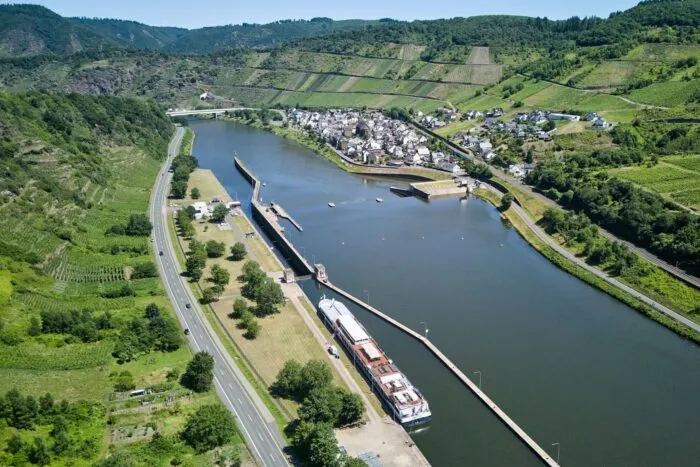 Nach einem Defekt an einem Fahrgastschiff fließen mehr als 100 Liter Diesel in die Mosel. (Symbolbild)