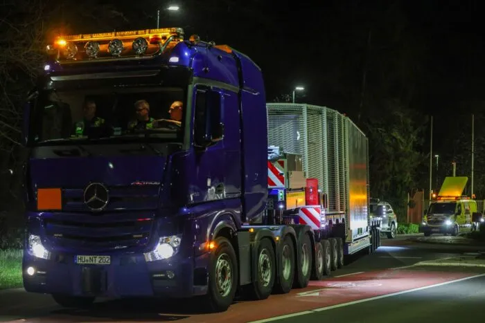 Ein Schwerlasttransporter verlässt mit einem Castor-Behälter den Standort Jülich. (Archivbild)