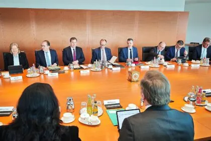 19.07.2026: Merz schließt Kabinettsumbildung nicht aus | Weltweite Reisewarnung für US-Bürger | Südkorea verändert seine Währung