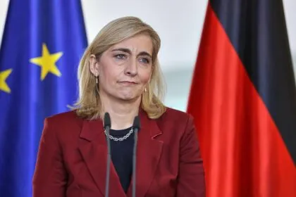 Warken will Suizidprävention stärken - Verbände fordern zentrale Hilfe-Rufnummer