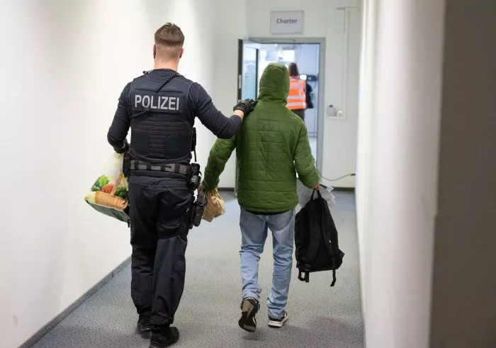 Vor allem die Grünen hatten sich bei den Verhandlungen über das sogenannte Rückführungsverbesserungsgesetz der Ampel-Koalition für den Anspruch auf einen Pflichtanwalt bei Abschiebehaft und Ausreisegewahrsam eingesetzt. (Archivfoto)