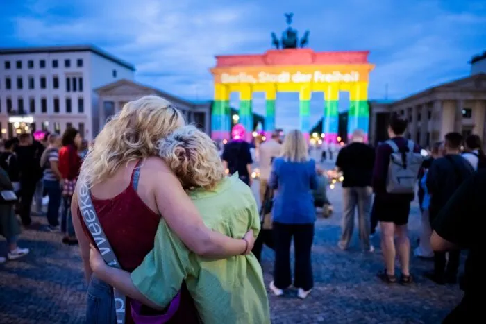 Das Brandenburger Tor wurde nach dem Anschlag in Regenbogenfarben angestrahlt.