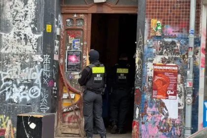 Razzien: Vier Verdächtige nach Brandanschlag in Berlin 2025 ermittelt