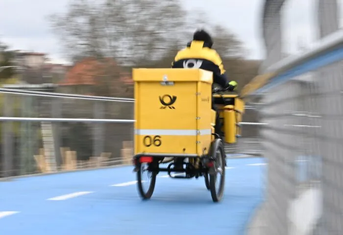 Ein Postbote bei der Arbeit: Wie lange waren seine Briefe wohl unterwegs?