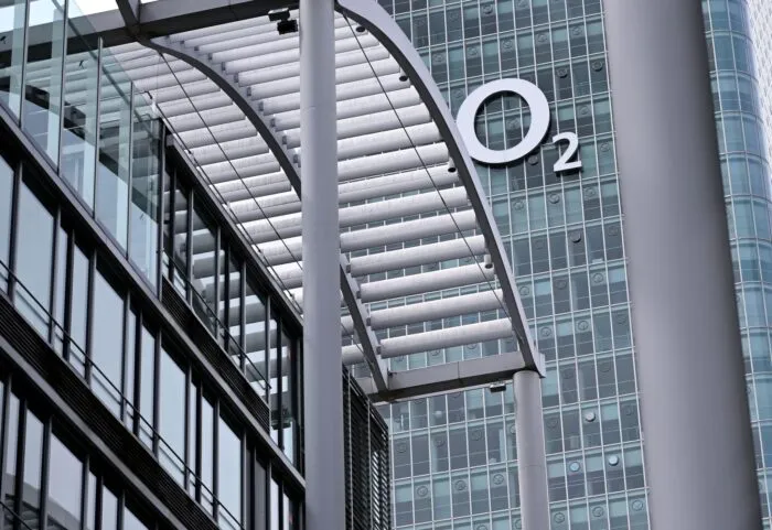 Das Logo bleibt zwar groß hängen an der Münchner Deutschlandzentrale, die Gesamtzahl der Belegschaft wird aber kleiner. (Archivbild)
