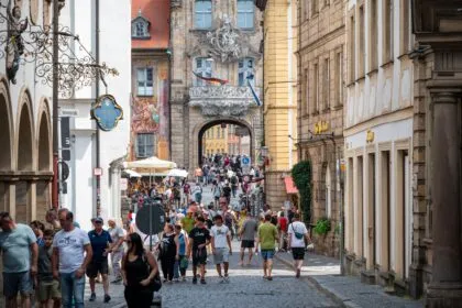 Zwei von drei Menschen sehen zunehmende staatliche Regulierung