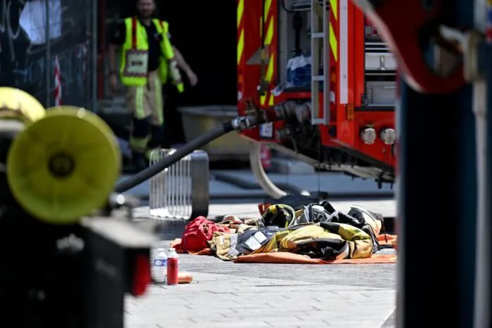 Rettungskräfte brachten mindestens zwei Menschen nach dem Brand mit Verbrennungen in ein Krankenhaus.