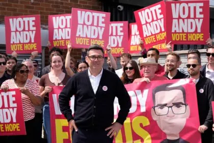 Labour-interner Rivale Burnham gewinnt richtungsweisende Nachwahl