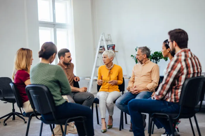 Ehrenamtliches Engagement auf Gemeindeebene steht in Zusammenhang mit einem verbesserten sozialen Zusammenhalt und messbaren Vorteilen für die öffentliche Gesundheit und das Wohlbefinden. Foto: nortonrsx/iStock