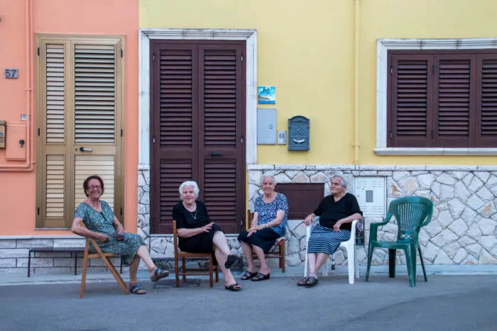 Wichtige Gespräche: Vier ältere Frauen in einem italienischen Dorf. Foto: angeluisma/iStock